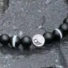 Armband Yin Yang, mat zwart/wit gestreept