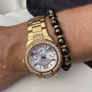 Kralen armband kleur koffie met eind koraal in de kleur goud