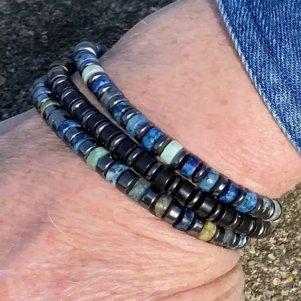 Armband 3-delig 4 mm met platte Heishi kralen blauw/zwart met Hematiet