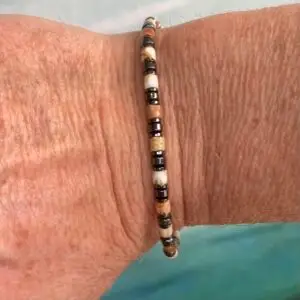 Armbanden platte Heishi kralen Caramel met Hematiet 2 en 4 mm. Met liefde gemaakt in 's-Hertogenbosch.