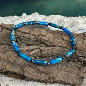 Armbanden 4x13 mm met platte Heishi kralen met Hematiet kleur indigo blauw. Met liefde gemaakt in Bokhoven onder de rook van 's-Hertogenbosch