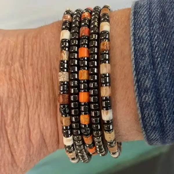 Armbandenset 5-delig platte Heishi kralen Caramel/Oranje met Hematiet 2 en 4 mm