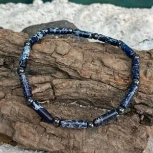 Armbanden 4x13 mm met platte Heishi kralen met Hematiet kleur donkerblauw. Met liefde gemaakt in Bokhoven onder de rook van 's-Hertogenbosch