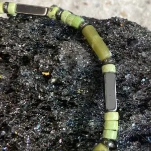 Armband Heishi kralen licht groen. met Hematiet