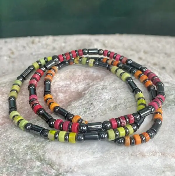 Armbanden platte heishi kralen 4x2mm rood, oranje en groen