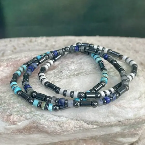 Armbanden platte heishi kralen 4x2mm wit, turquoise en blauw