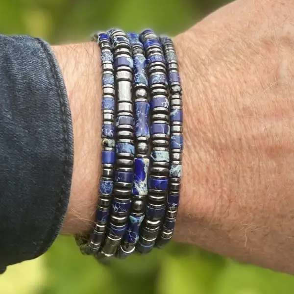 Armbandset Jackson 5-delig met platte Heishi kralen donker blauw gemêleerd 4 en 6 mm en Hematiet